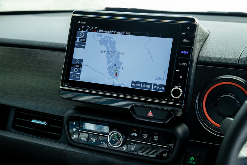 ナビ＆オーディオまわりは本体はオプションとなるがスピーカーやリアカメラなどは標準となる仕様。写真のモデルはN系専用の8インチプレミアムインターナビ