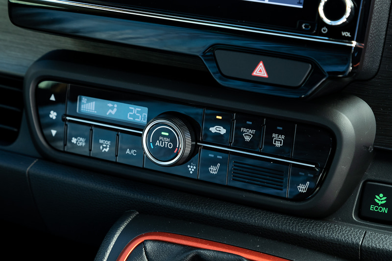 プラズマクラスター技術搭載フルオートエアコンを標準装備。シートヒーターはオリジナルのFF車以外に標準