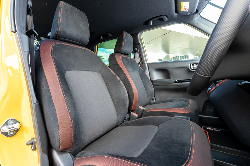 新型ではベンチタイプからセパレートタイプに変更することでホールド性を高めたシートを採用。RSはブラックとオレンジのコンビネーションカラーになる