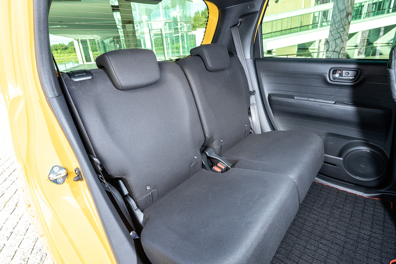 リアシートは全車共通の5：5分割式