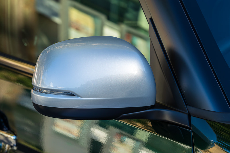 ドアミラーはLEDウインカーを内蔵。プレミアム以上にはオートリトラミラーを採用する