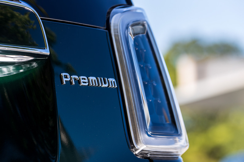 リアハッチにはグレードを示すバッヂが付く