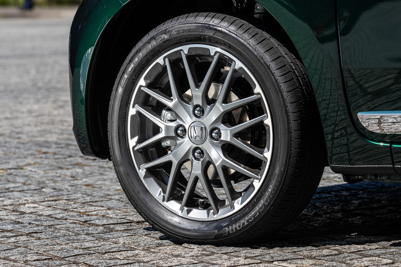 ターボエンジン車となるのでタイヤサイズは165/55R15。アルミホイールも標準。ツアラーの場合は155/65R14になる