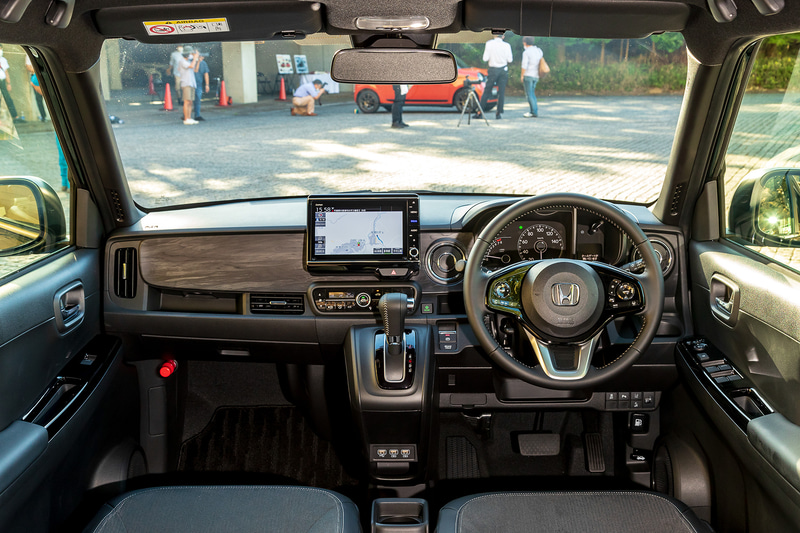 インテリアカラーはブラック＆チャコール