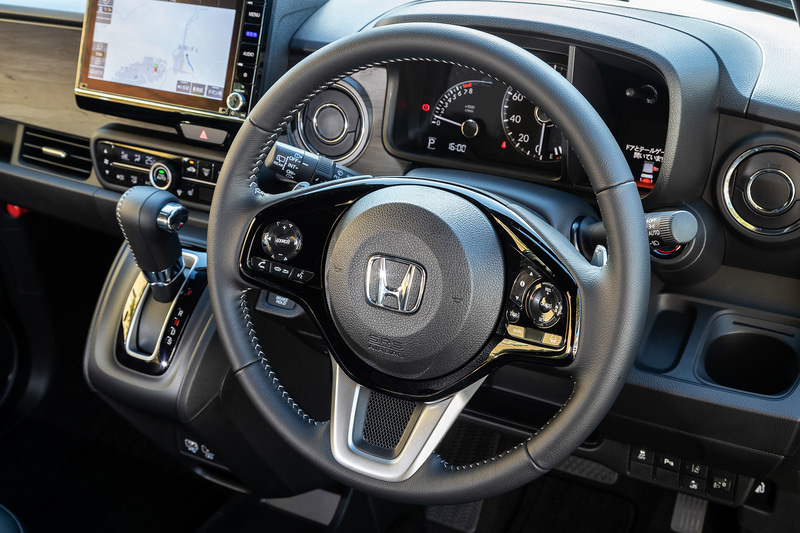 本革巻ステアリングが標準。ステアリングロアーガーニッシュはシルバー