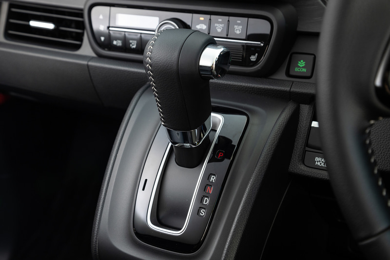 セレクトレバーも本革巻