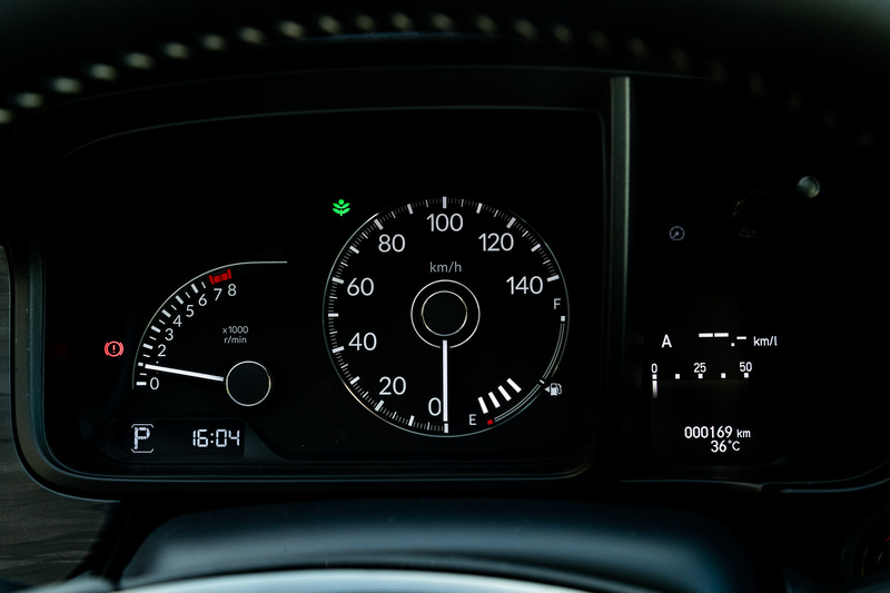 メーターパネルそのものはRSと同様。文字盤の色や加飾が異なる