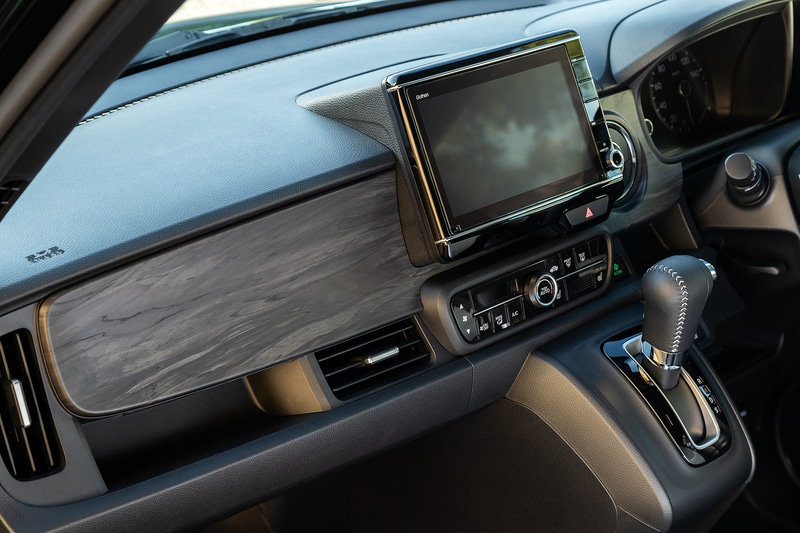 インパネガーニッシュはブラックウッド調