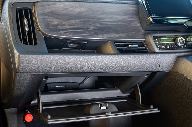 グローブボックスは水平に近い形状