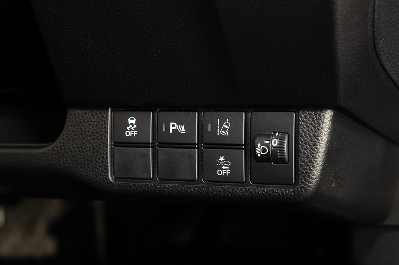 ステアリングコラム右側のスイッチ群は安全装備関連を集約