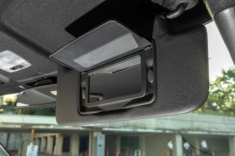 サンバイザーはバニティミラー付。全グレード同じ仕様となる