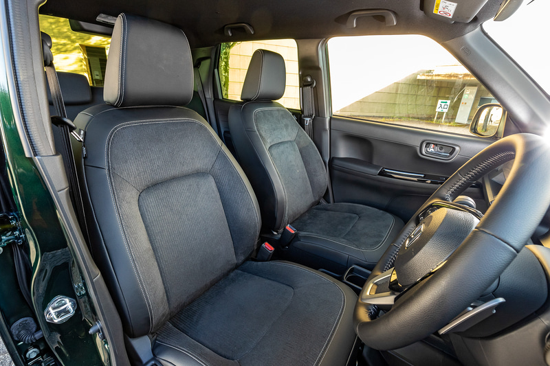 シートもインテリアカラーと同様にブラックとチャコールのコンビネーション。表皮はプライムスムースとダブルラッセル