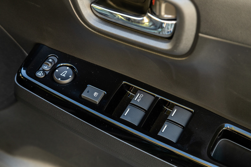 運転席アームレスト部のスイッチ