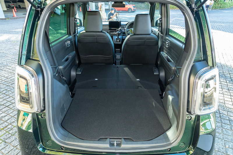 リアシートを倒すことでさらに広いスペースを確保できる