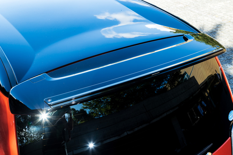 リアスポイラーに装着するガーニーフラップ