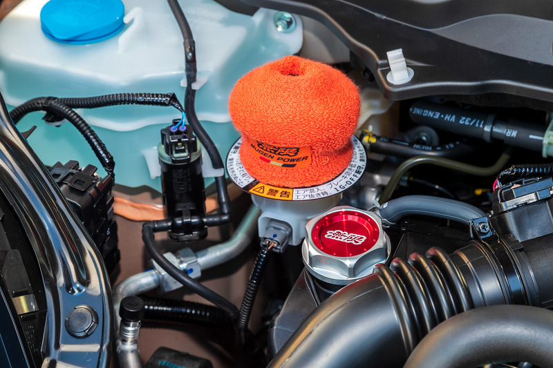 エンジンルーム内にはオイルフィラーキャップやラジエターキャップ等の小物類。吸気効率をアップするハイパフォーマンスエアフィルターも用意