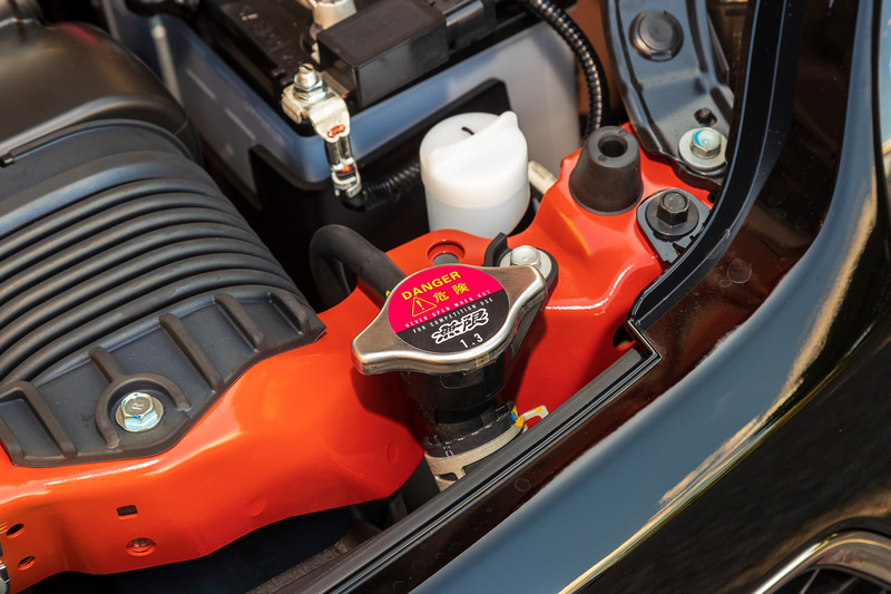 エンジンルーム内にはオイルフィラーキャップやラジエターキャップ等の小物類。吸気効率をアップするハイパフォーマンスエアフィルターも用意