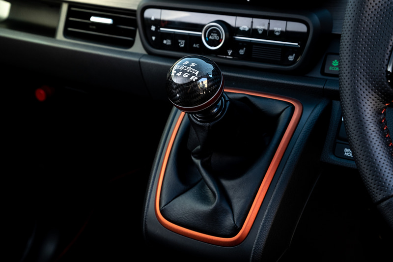 アルミ素材にカーボンを積層したカーボンシフトノブ。写真のブラックのほかにレッドも用意