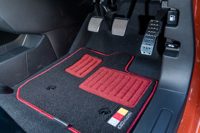 開発中のスポーツマット。6速MT車用とCVT車用を設定