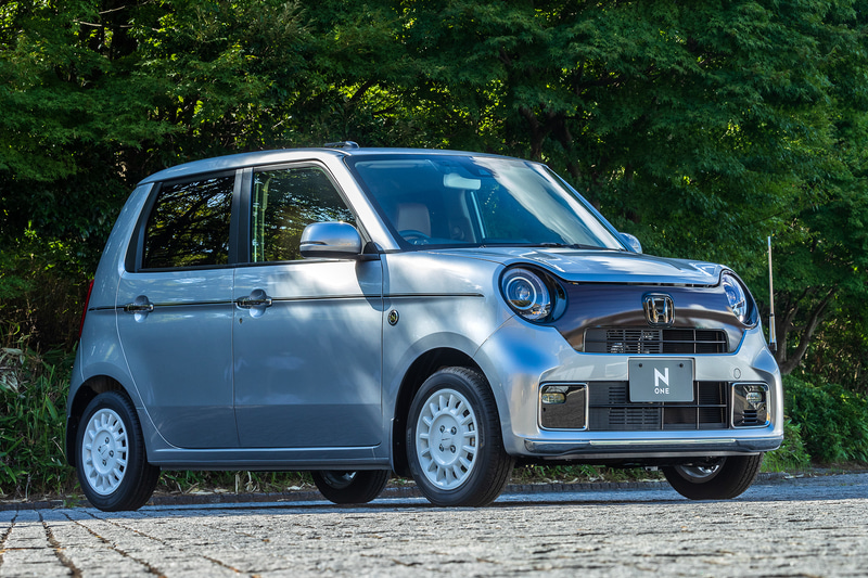 撮影車両はオリジナルグレード向けの「ブラウンコーディネート」。「幅広い世代のシックな装いをお好みの方」を想定したもので、フロントグリルなどに木目調のデカールを装着する