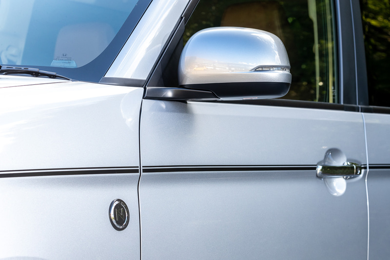 ボディサイドにはピンストライプのデカール