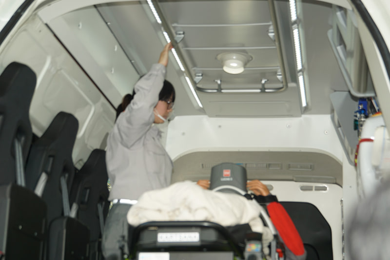 活動範囲内全域に握りやすいパイプを用意するため「天井握りパイプ」を設置