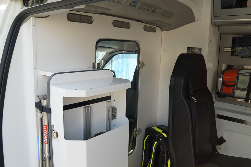 新型コロナウイルスの感染防止に配慮して、運転席と患者室を隔てる壁を設置