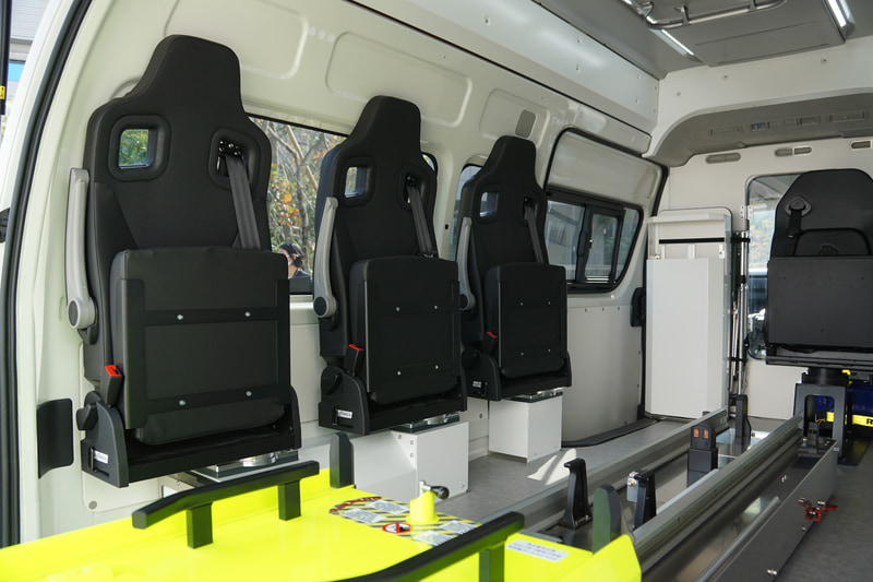 180度旋回・3点式シートベルト・座面跳ね上げ機構を有する「独立式メディカルシート」を採用