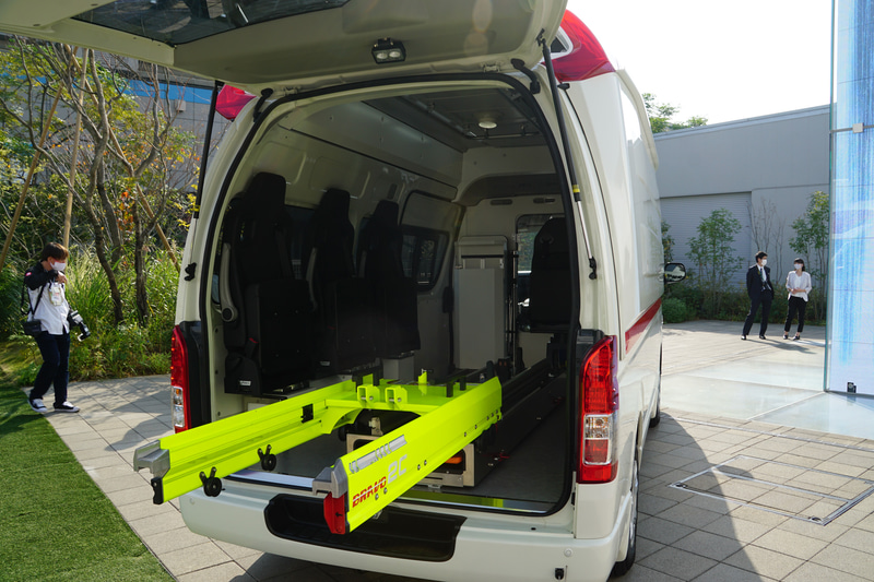 電動ストレッチャーを搭載するために、ボディ形状の変更にあたっては樹脂パーツを使用するなど軽量化を施したという