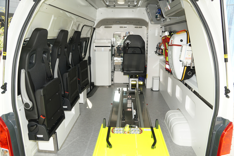 電動ストレッチャーを搭載するために、ボディ形状の変更にあたっては樹脂パーツを使用するなど軽量化を施したという