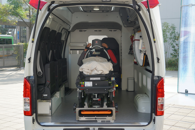 ストレッチャーを乗せる部分に防振架台スライド機構を採用して、患者へのアプローチを両側から可能にした