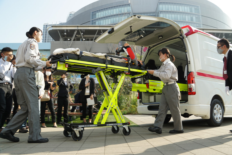 会場では女性救急隊員による実演が行なわれた