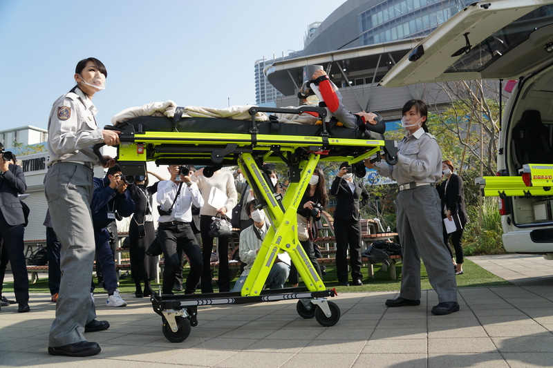 会場では女性救急隊員による実演が行なわれた