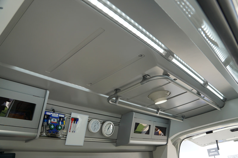 活動範囲内全域に握りやすいパイプを用意するため「天井握りパイプ」を設置