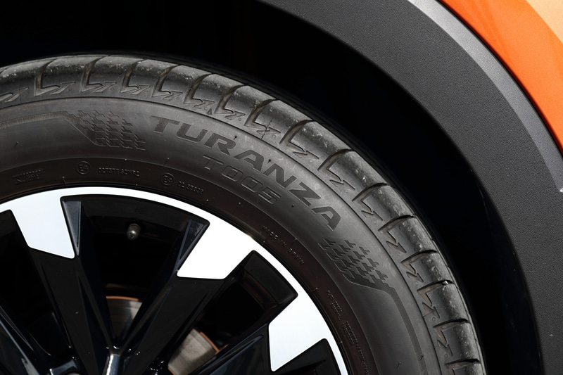 TSI 1stの足下は16インチアルミホイールにブリヂストン「TURANZA T005」（205/60R16）の組み合わせ