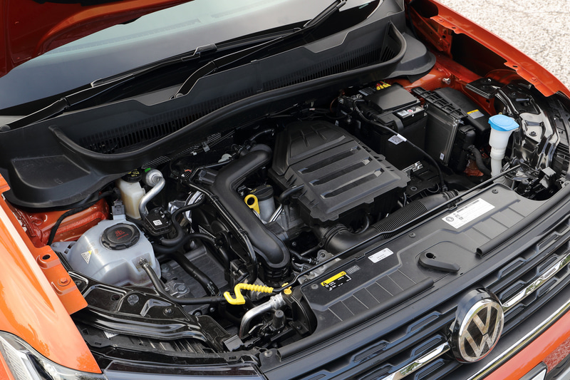 T-Crossのパワートレーンは最高出力85kW（116PS）/5000-5500rpm、最大トルク200Nm（20.4kgfm）/2000-3500rpmを発生する直列3気筒DOHC 1.0リッターターボエンジンで、7速DSGを介して前輪を駆動。WLTCモード燃費は16.9km/L