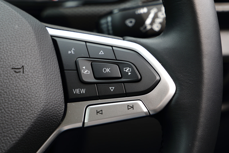 室内は高い着座位置によって前方視界がよく視認性が高い仕様で、リアシートは最大14cmの前後スライドができる