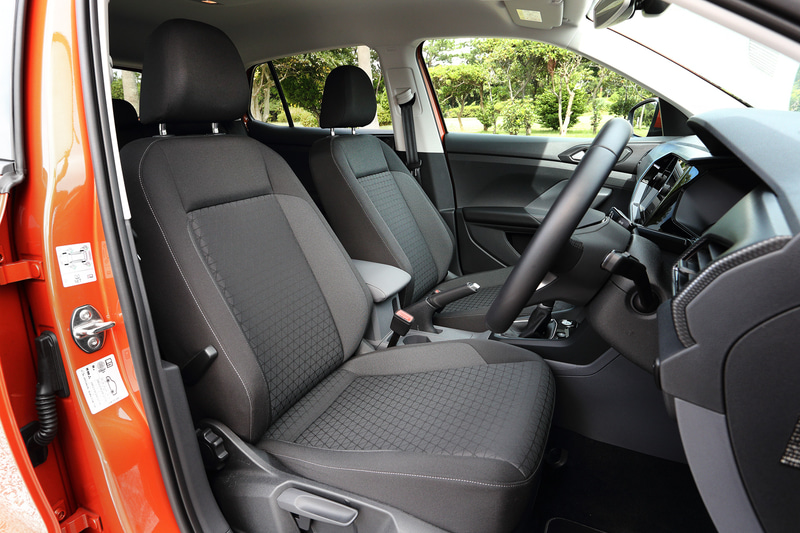 室内は高い着座位置によって前方視界がよく視認性が高い仕様で、リアシートは最大14cmの前後スライドができる