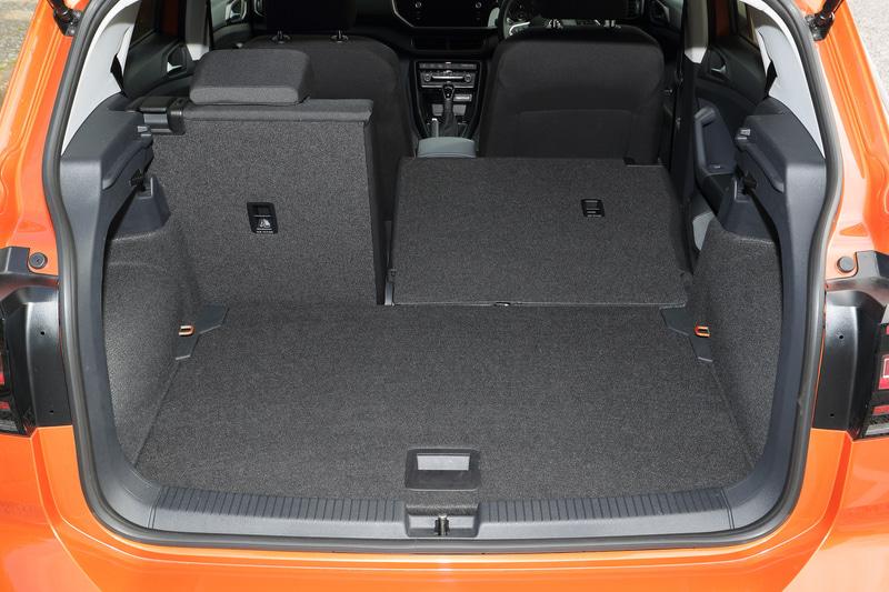 後席の背もたれは60：40に分割でき、荷室はVDA方式で455L～1281Lまで拡大可能