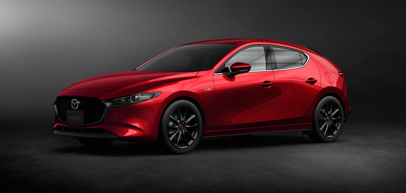 「MAZDA3」を商品改良。画像はハッチバックタイプの「MAZDA3 ファストバック」