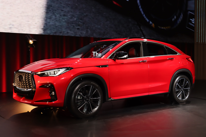 ボディカラーは「ダイナミックサンストーンレッド」。トップコートに赤いティントが加えられており、ピンク系の強い下地にクリアレッドを合わせていく構成によって深みを追求。陰影が強く出るショルダーラインやボディの低い位置でアーティスティックなイメージを強調しているという