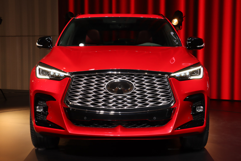 ボディカラーは「ダイナミックサンストーンレッド」。トップコートに赤いティントが加えられており、ピンク系の強い下地にクリアレッドを合わせていく構成によって深みを追求。陰影が強く出るショルダーラインやボディの低い位置でアーティスティックなイメージを強調しているという