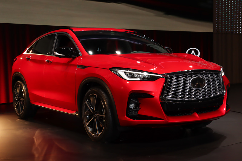 ボディカラーは「ダイナミックサンストーンレッド」。トップコートに赤いティントが加えられており、ピンク系の強い下地にクリアレッドを合わせていく構成によって深みを追求。陰影が強く出るショルダーラインやボディの低い位置でアーティスティックなイメージを強調しているという