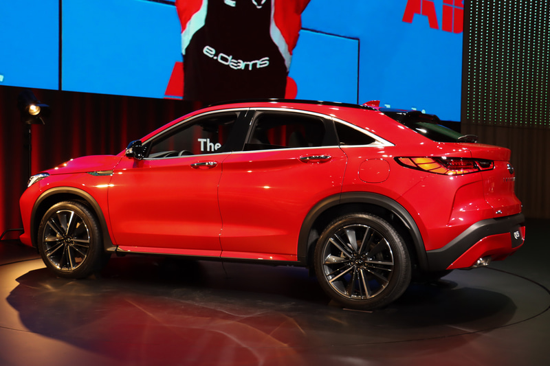 ボディカラーは「ダイナミックサンストーンレッド」。トップコートに赤いティントが加えられており、ピンク系の強い下地にクリアレッドを合わせていく構成によって深みを追求。陰影が強く出るショルダーラインやボディの低い位置でアーティスティックなイメージを強調しているという