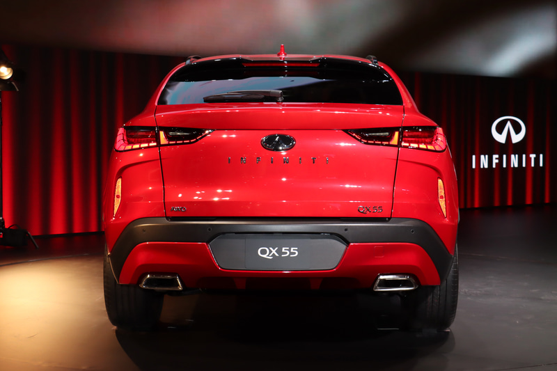 ボディカラーは「ダイナミックサンストーンレッド」。トップコートに赤いティントが加えられており、ピンク系の強い下地にクリアレッドを合わせていく構成によって深みを追求。陰影が強く出るショルダーラインやボディの低い位置でアーティスティックなイメージを強調しているという