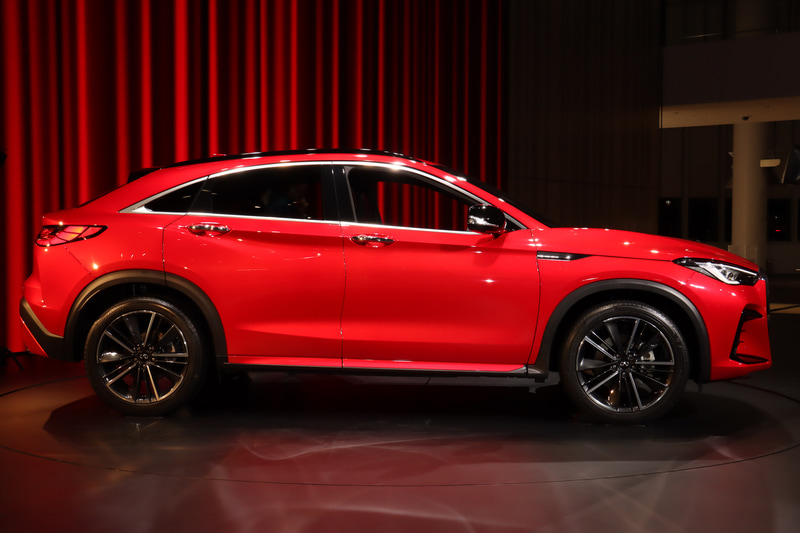 ボディカラーは「ダイナミックサンストーンレッド」。トップコートに赤いティントが加えられており、ピンク系の強い下地にクリアレッドを合わせていく構成によって深みを追求。陰影が強く出るショルダーラインやボディの低い位置でアーティスティックなイメージを強調しているという