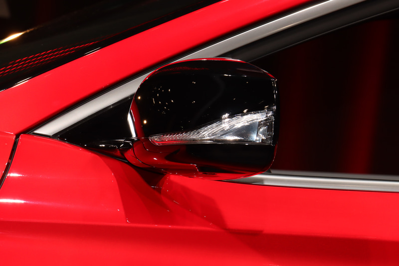 ドアミラーは光輝ブラック塗装されている