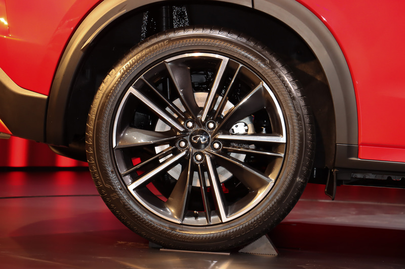 タイヤサイズは前後とも255/45RF20 101W。ブリヂストンのSUV専用ハイパフォーマンスタイヤ「ALENZA 001」を装着している