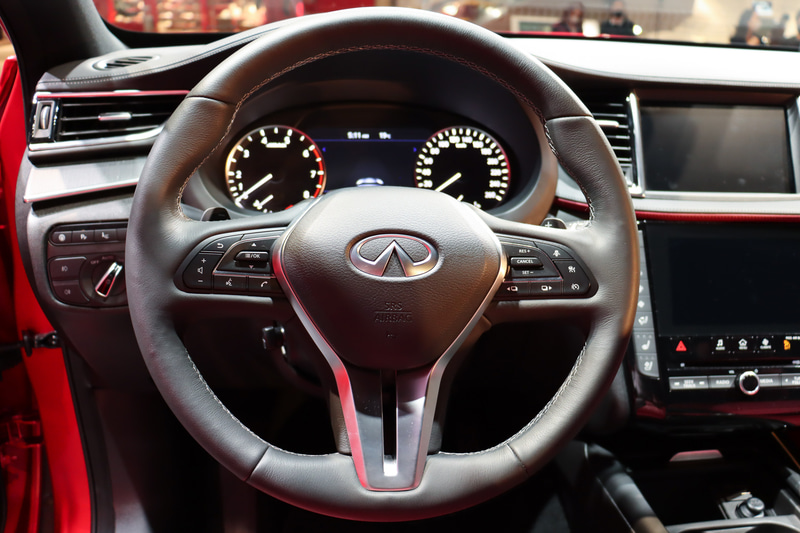 スポーティな小径レザーステアリングを採用。パドルシフトも備えている