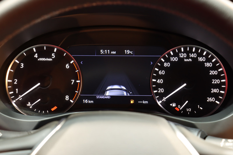 2眼式アナログメーターの間にマルチファンクションディスプレイをレイアウト